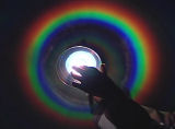 懐中電灯をＣＤにあてて虹をつくる